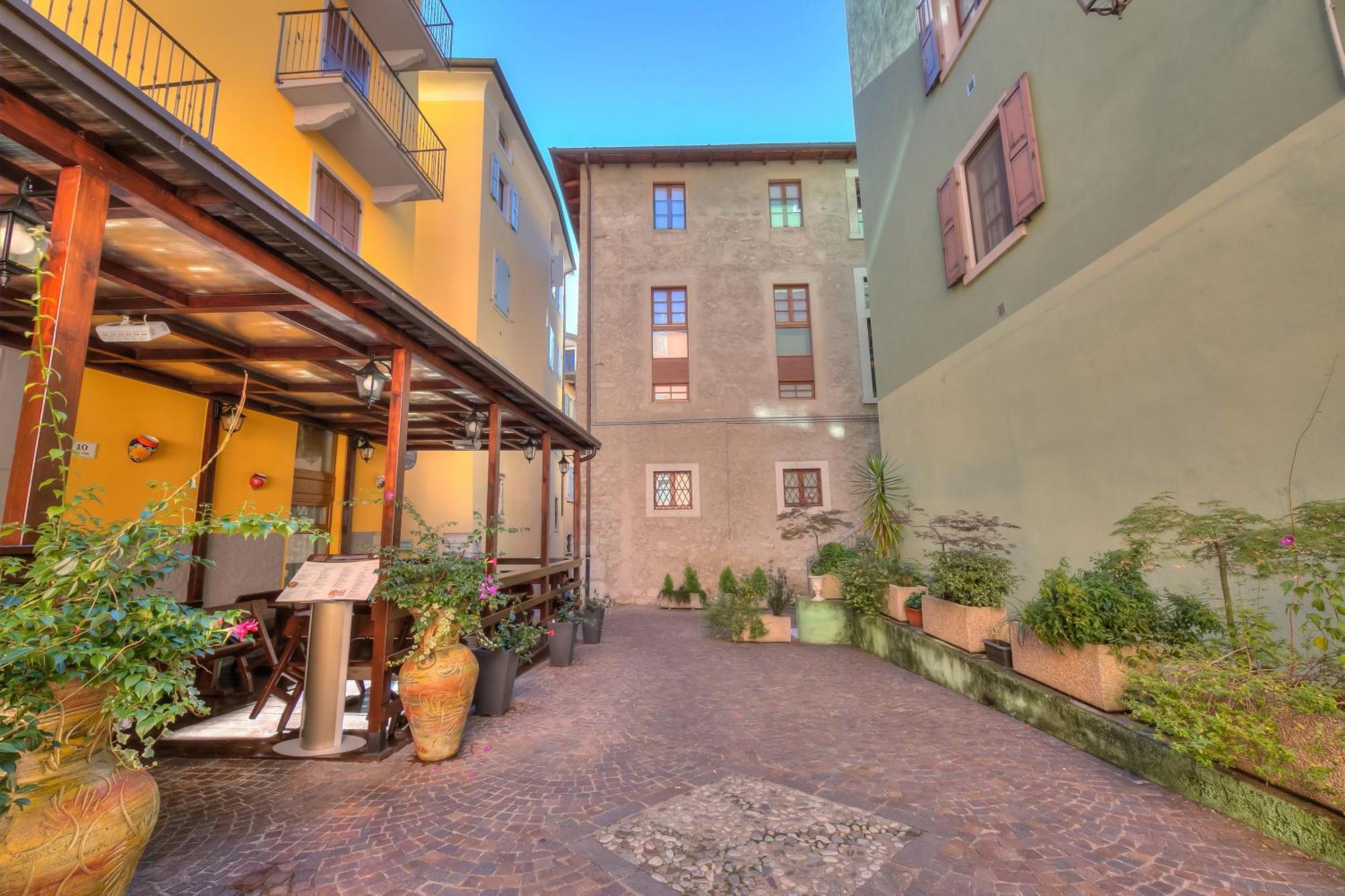 Casa Alpino Aparthotel Riva del Garda Exterior photo